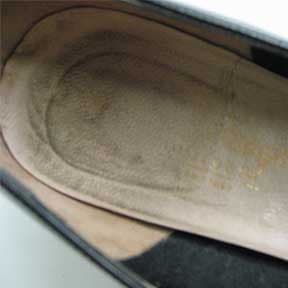 ブランドロゴが擦り切れて確認できない